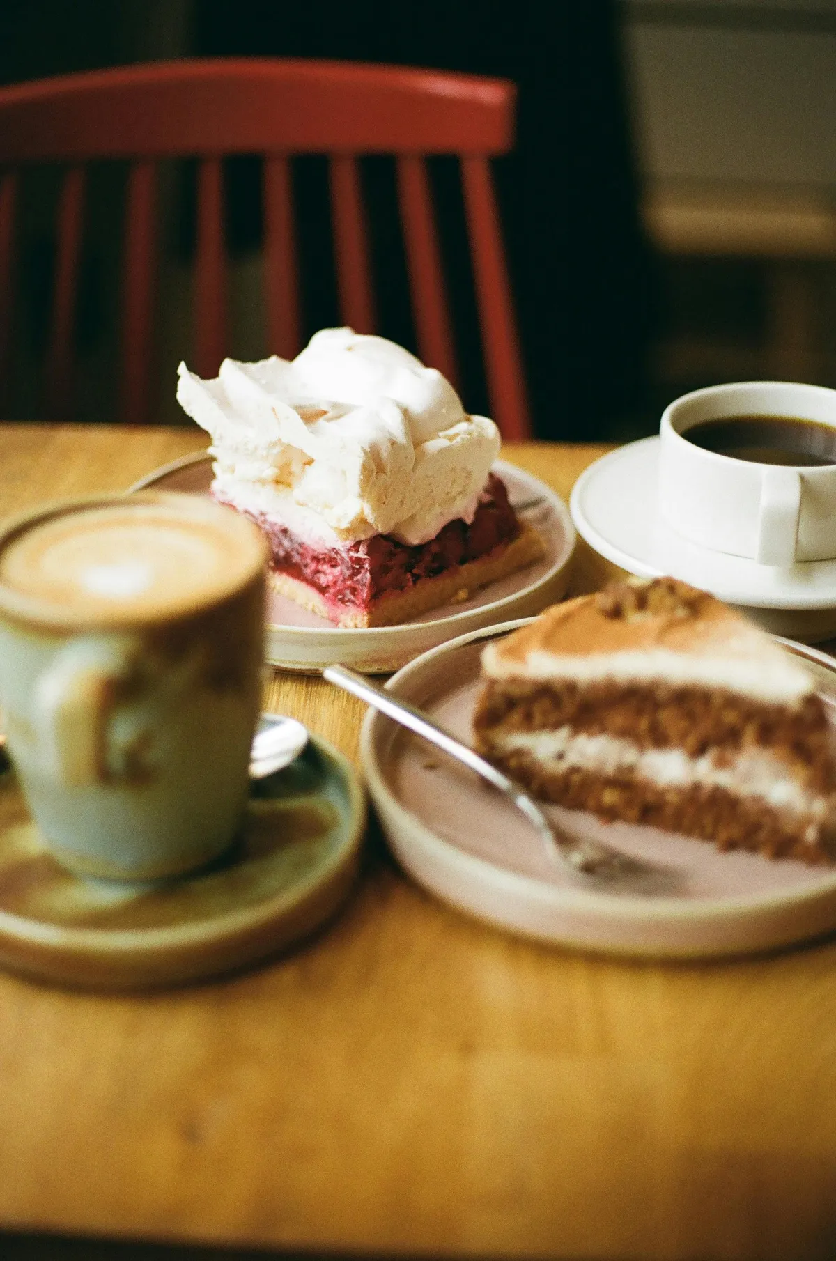 Kuchen und Kaffee auf einem Holztisch